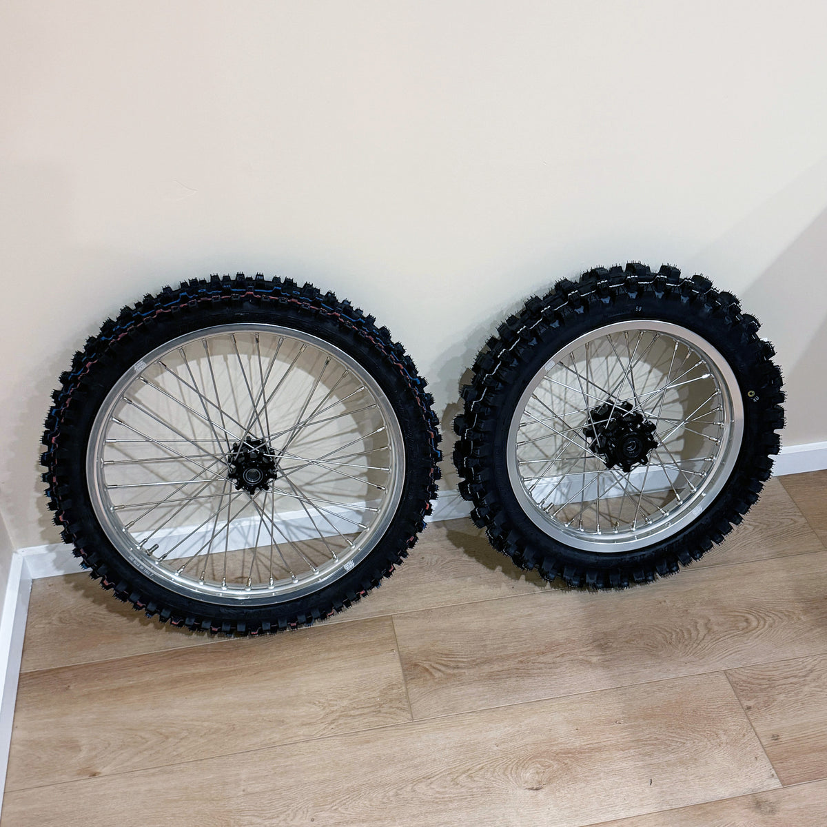 16/19  Talaria mx3/4/xxxWheelset with dirt tires!